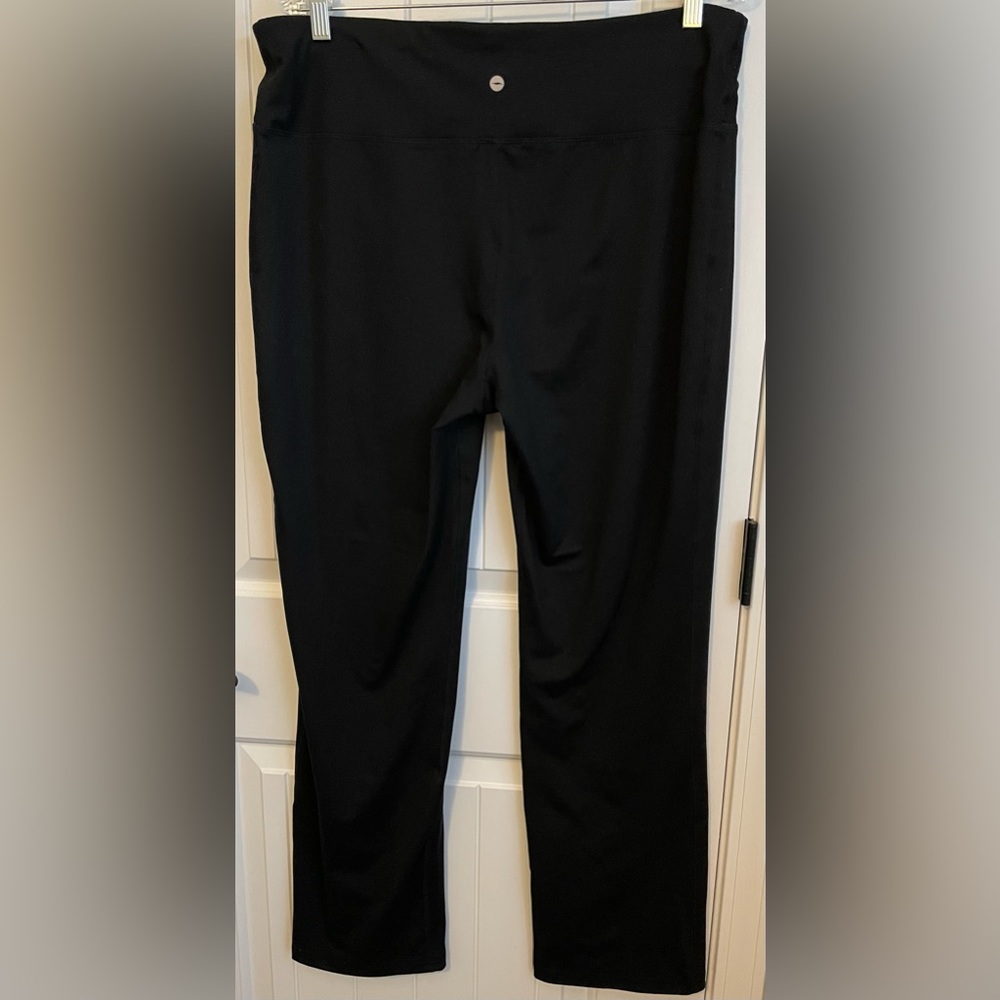 Avia women’s black yoga pants with waist tie & pocket in back in the waistband. - Picture 2 of 6